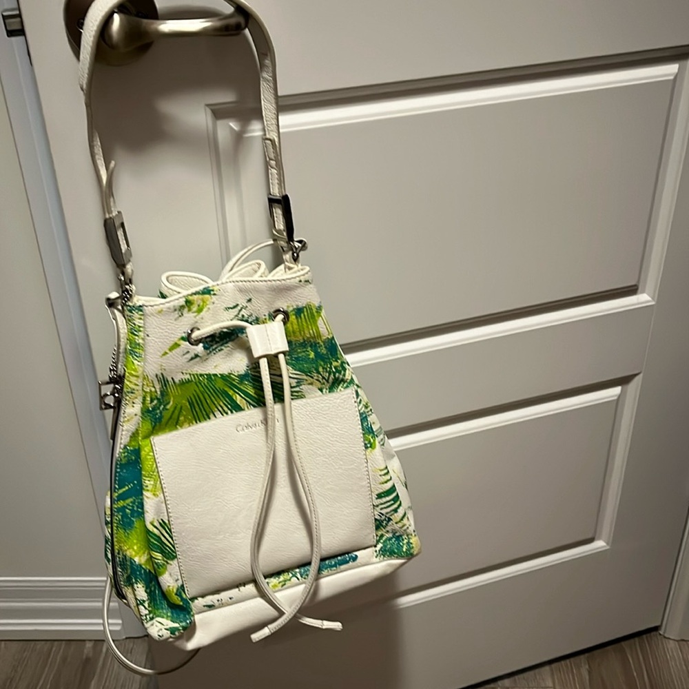 Shoulder and crossbody handbag